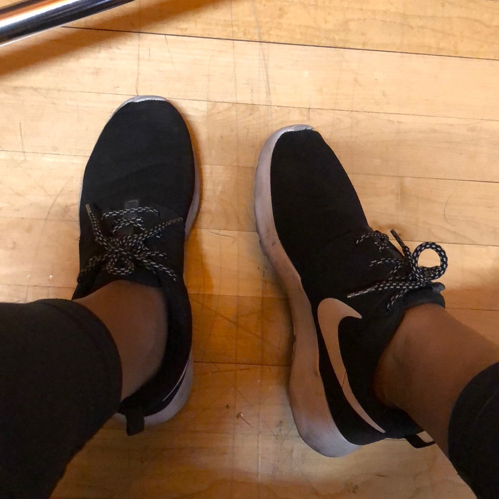 Nike black roshes